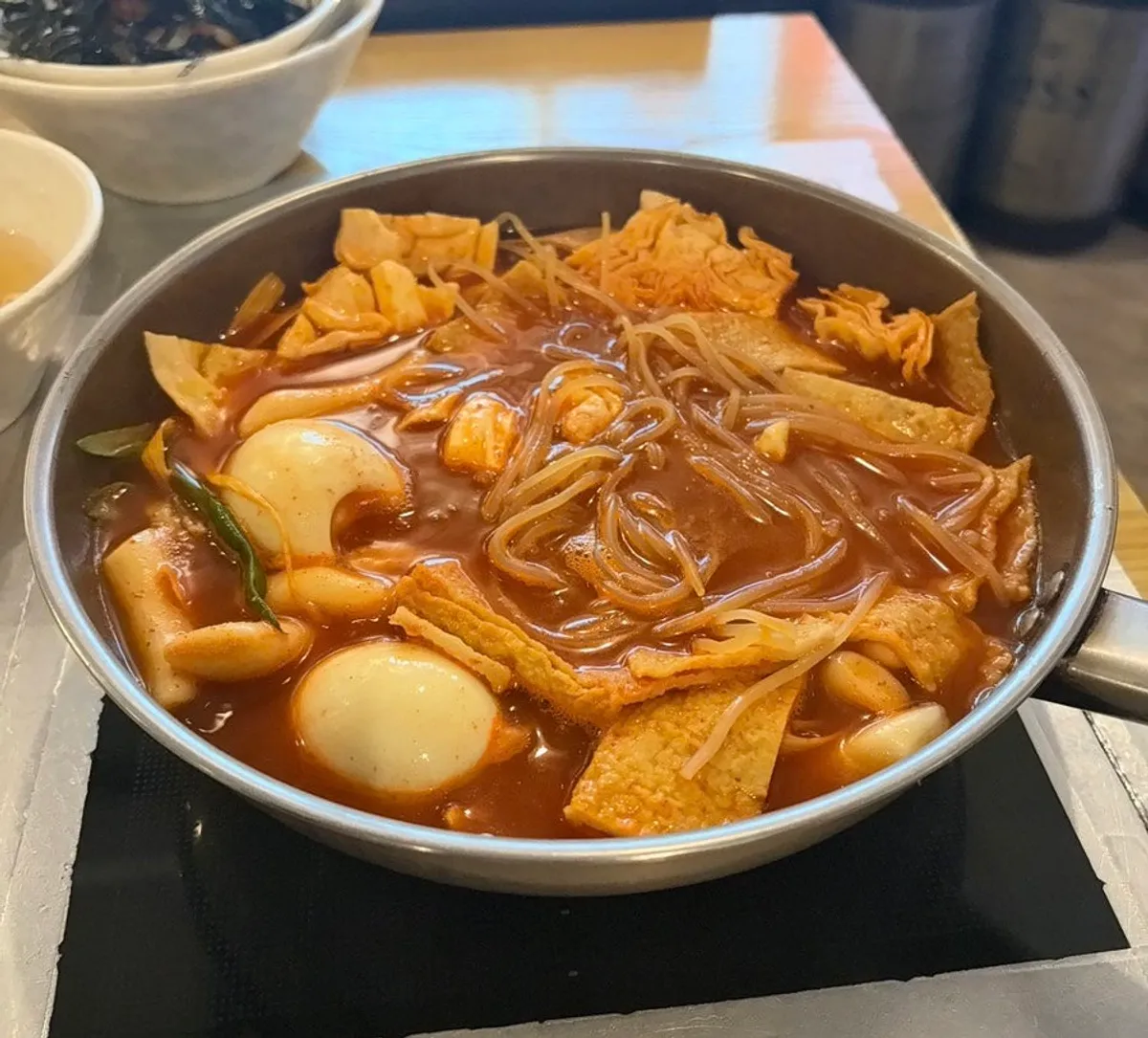 Close-up of the finished mild-spice instant tteokbokki