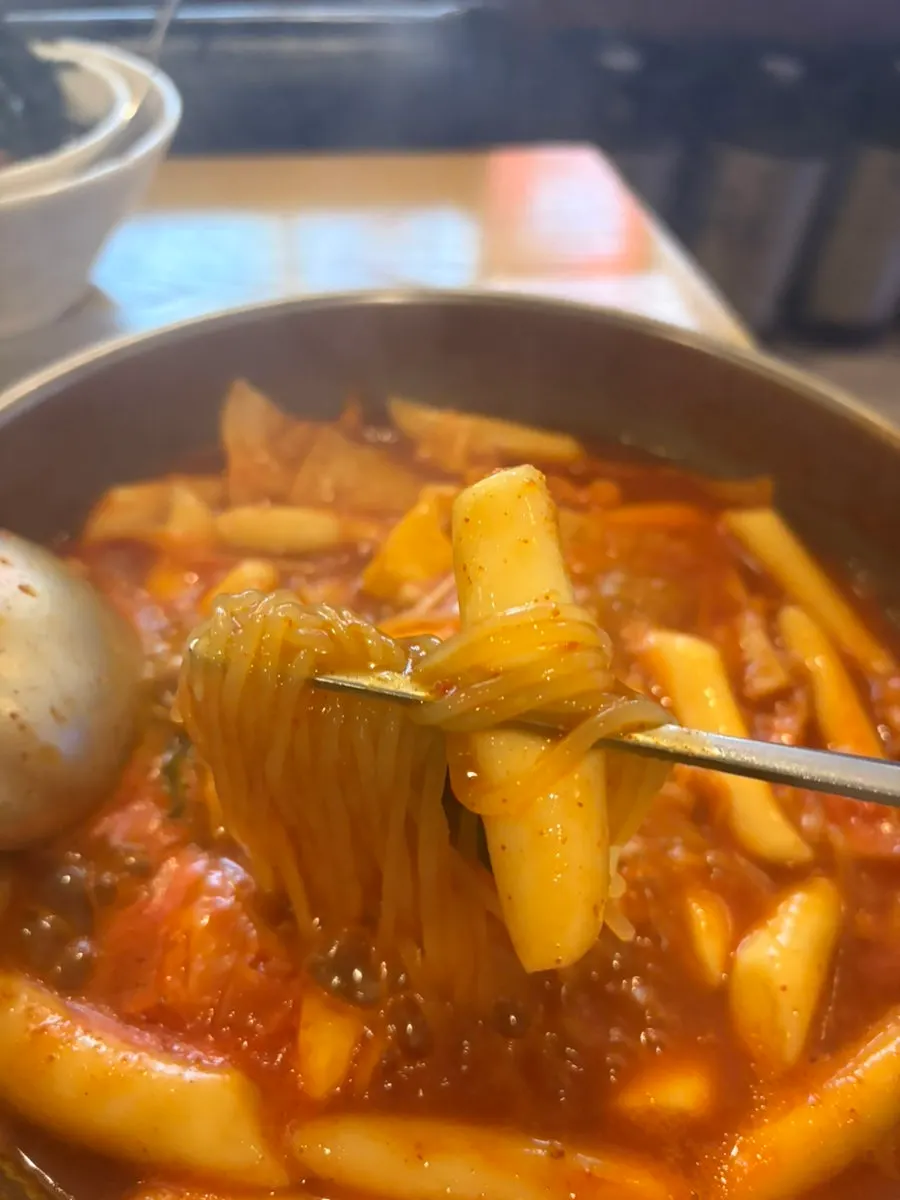 Instant tteokbokki with added jjolmyeon and rice cake sari