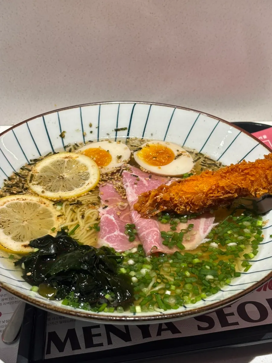 The colorful look of the chilled giant prawn ramen