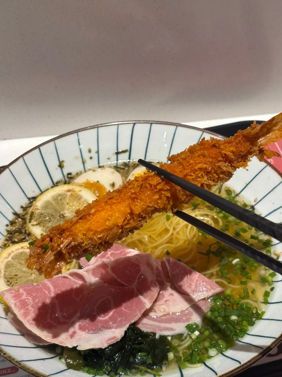 Fried giant prawn topping on the chilled ramen