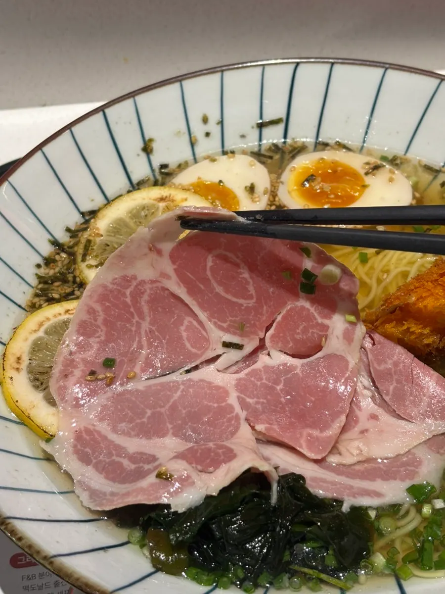 Jambon topping on the chilled ramen