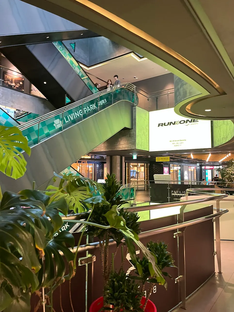 Signage guiding to Menya Seoul's Yongsan main branch and I'Park Mall branch