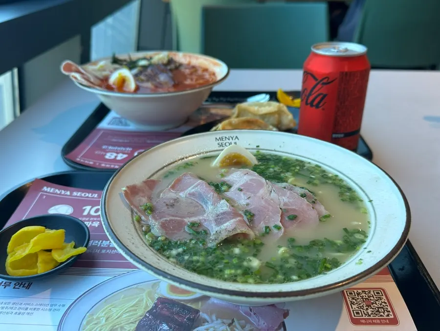 잠봉과 반숙 계란을 올린 라멘