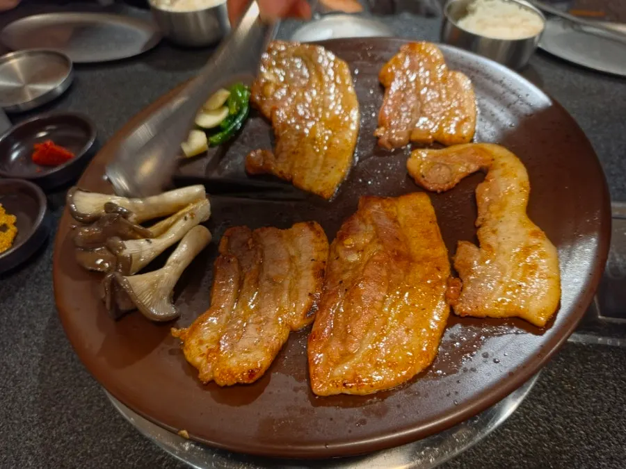 초벌해 나온 젓삼겹 한 접시
