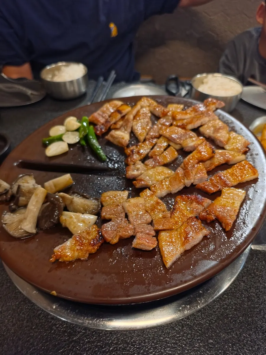 불판 위에 올린 발효 삼겹살