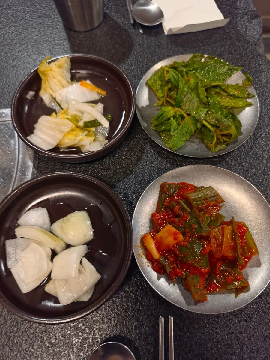 고기에 올린 청어알 소스