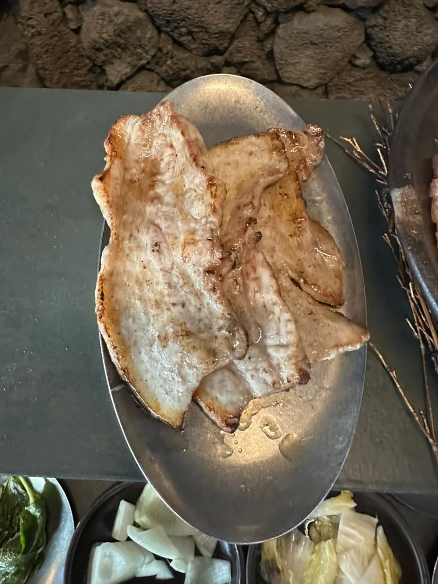 반찬을 곁들인 삼겹살