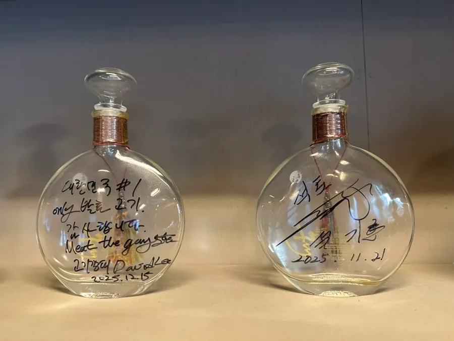 매장 한쪽 술병 전시