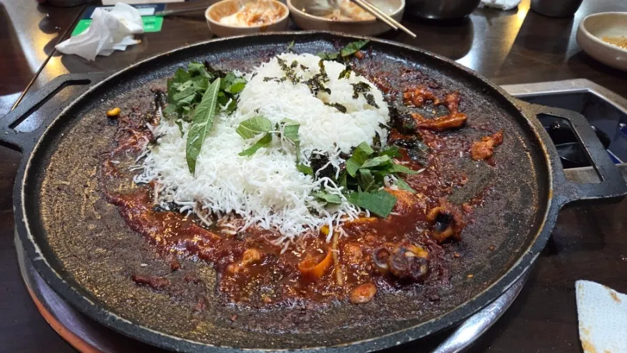 芝士炒饭收尾前的铁板料理相关照片