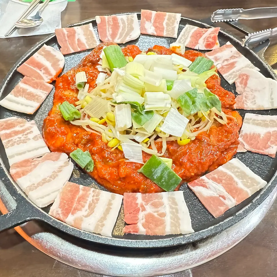 철판 위 쭈꾸미삼겹살과 채소