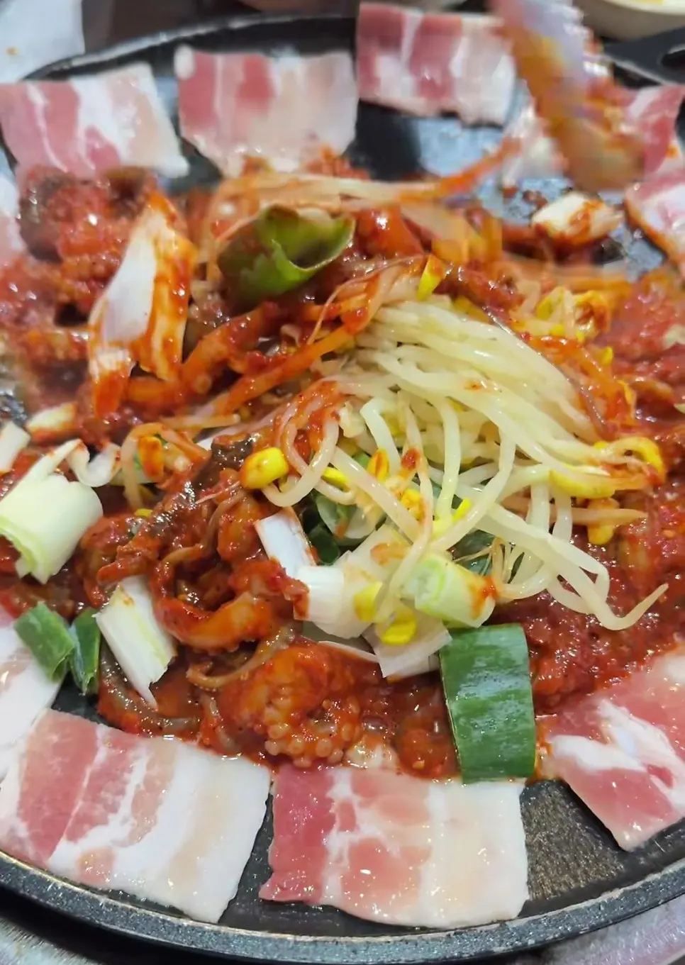 볶기 전 쭈꾸미삼겹살 철판
