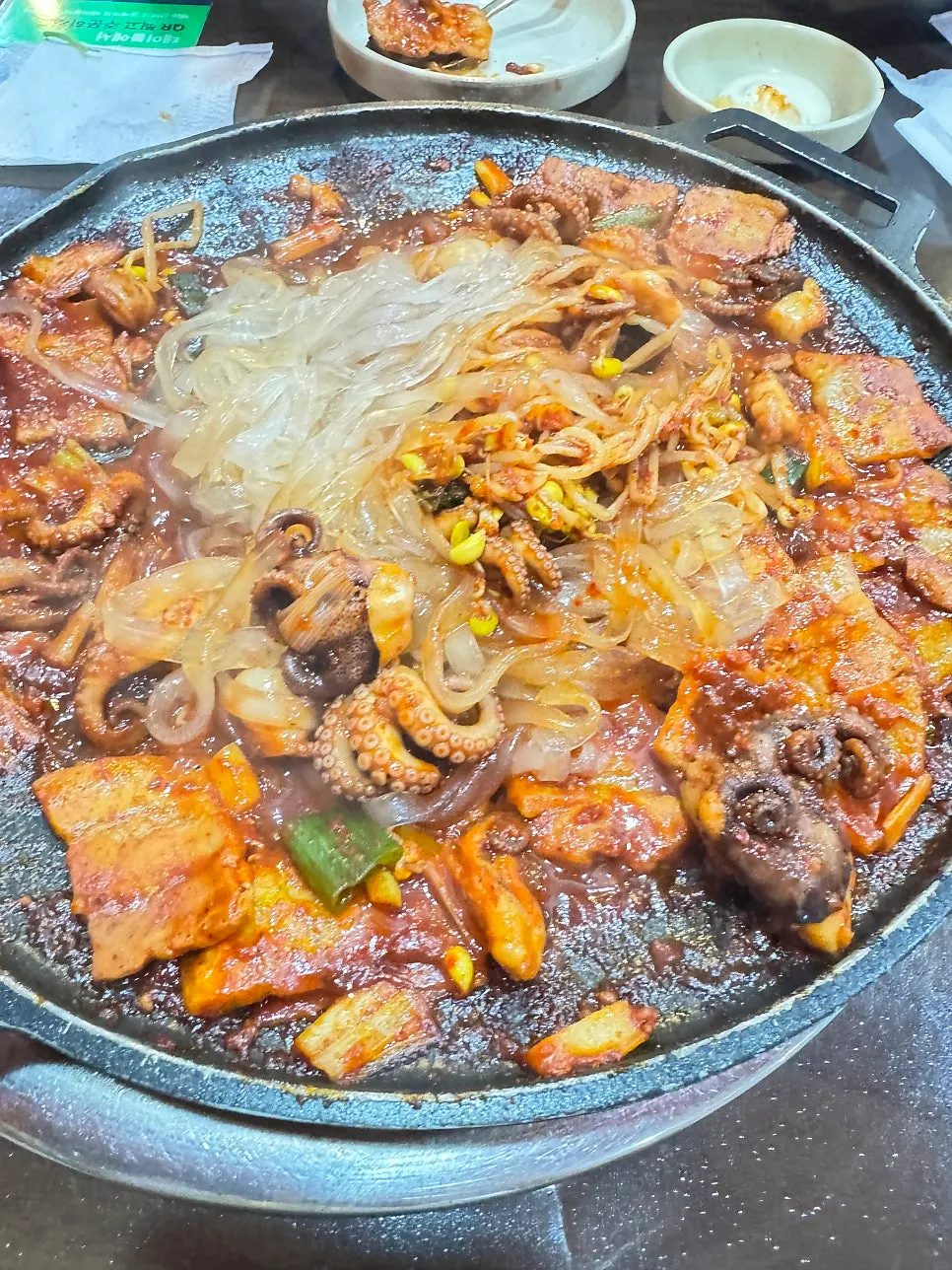 볶아 익힌 쭈꾸미삼겹살 철판