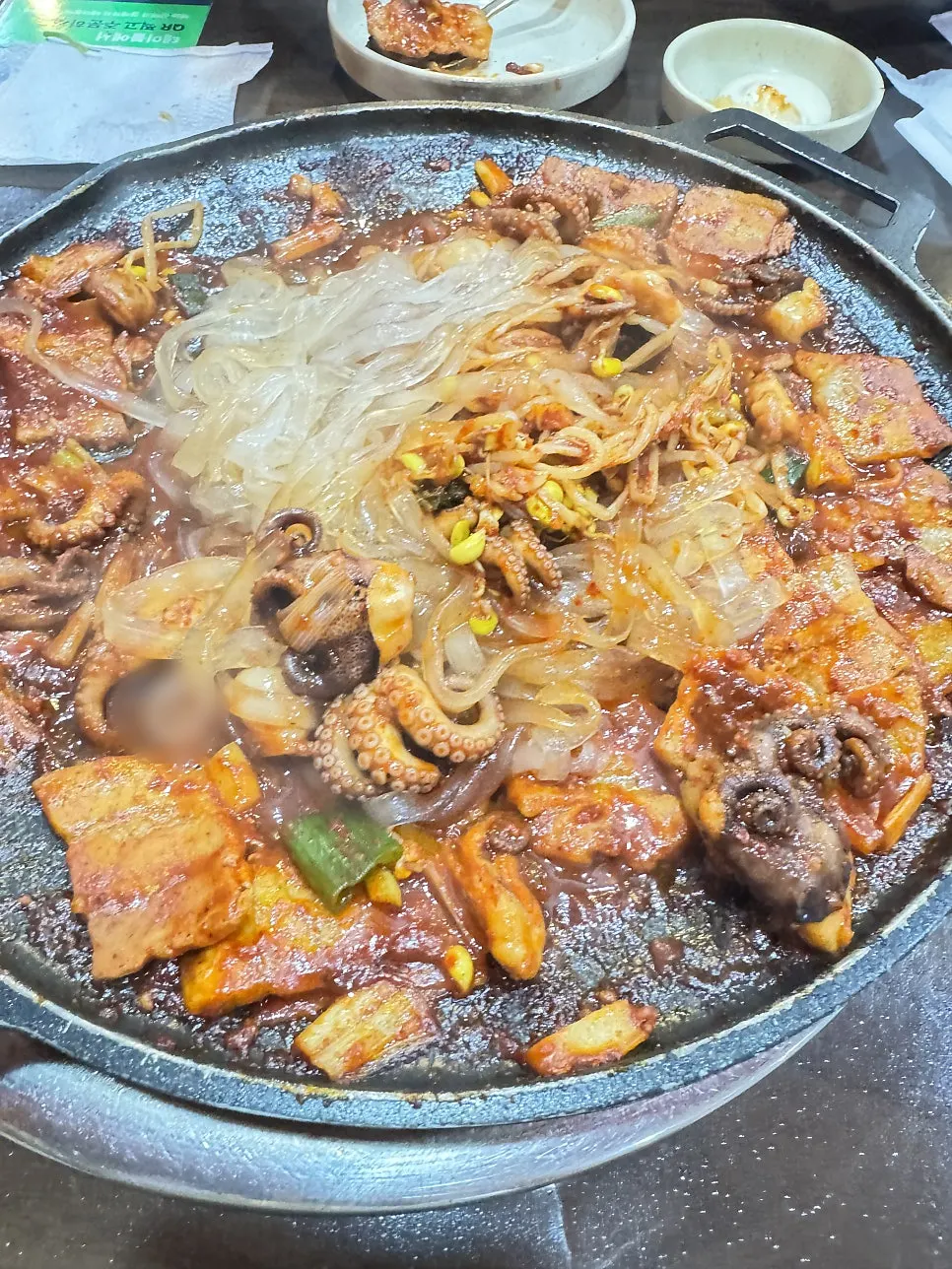 炒めて焼き上がったチュクミサムギョプサル鉄板