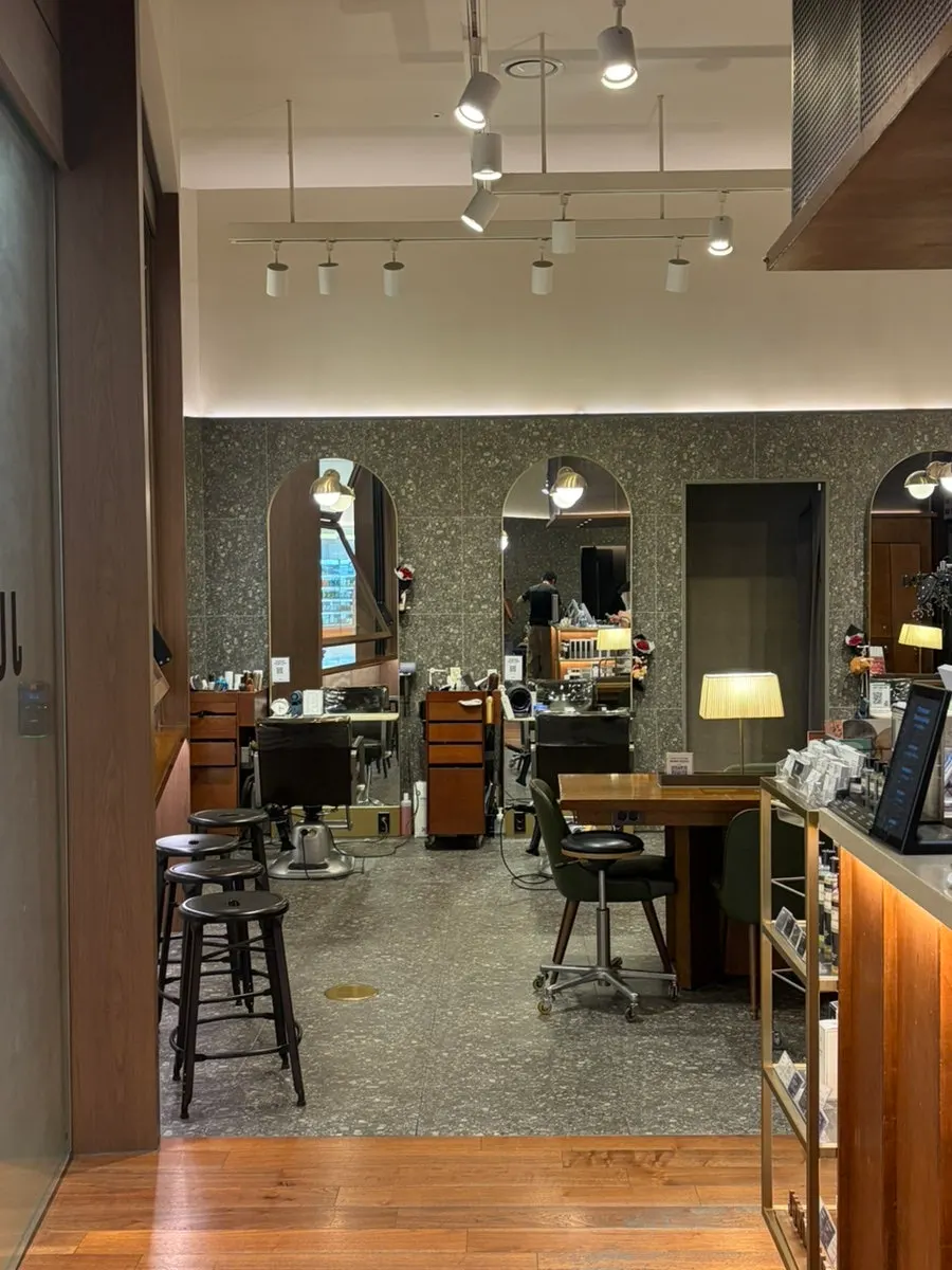 Interior view of JUNO HAIR Yongsan I'Park Mall Branch