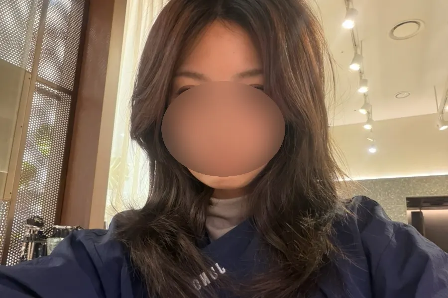 Checking hair condition during the dye consultation