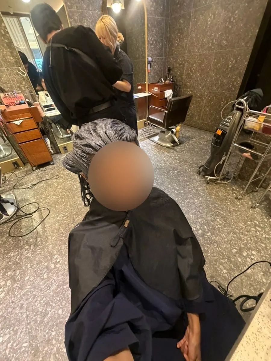 Applying the hair dye