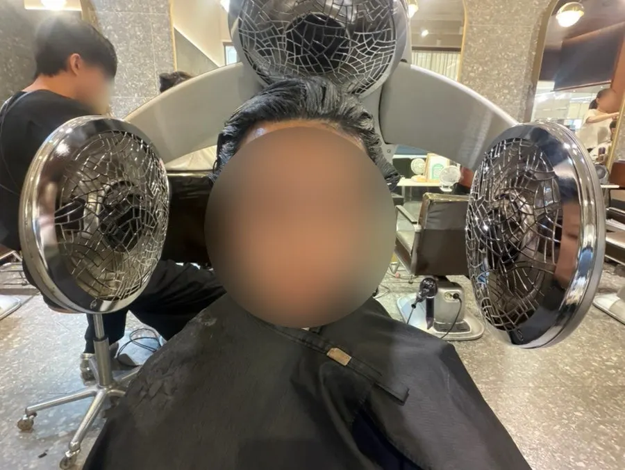 Wearing a heat treatment device while waiting for the dye to set
