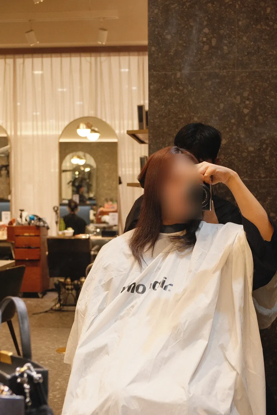 디자이너와 펌 스타일 상담 장면