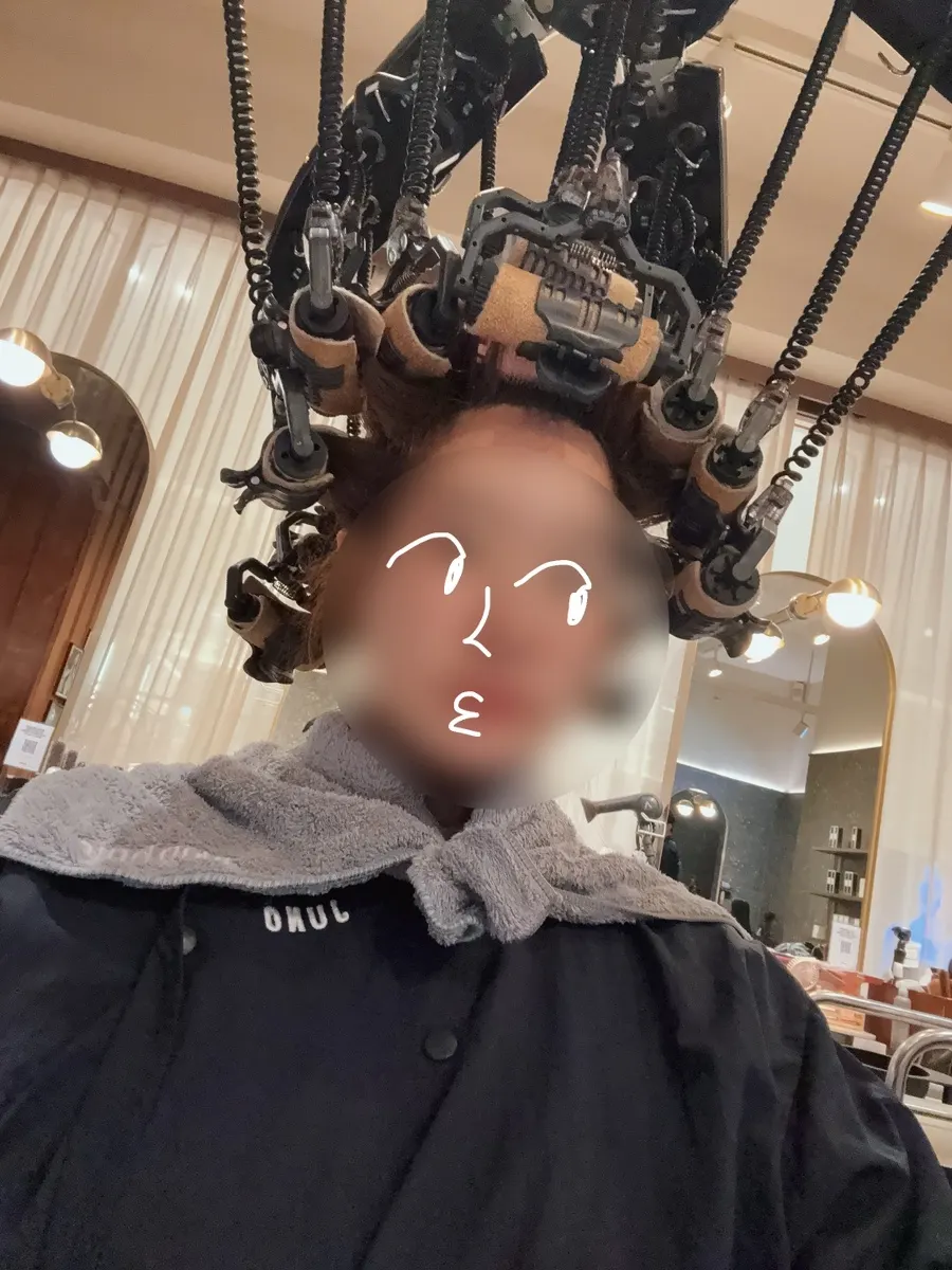 롯드를 말아 넣는 디자인펌 시술 과정