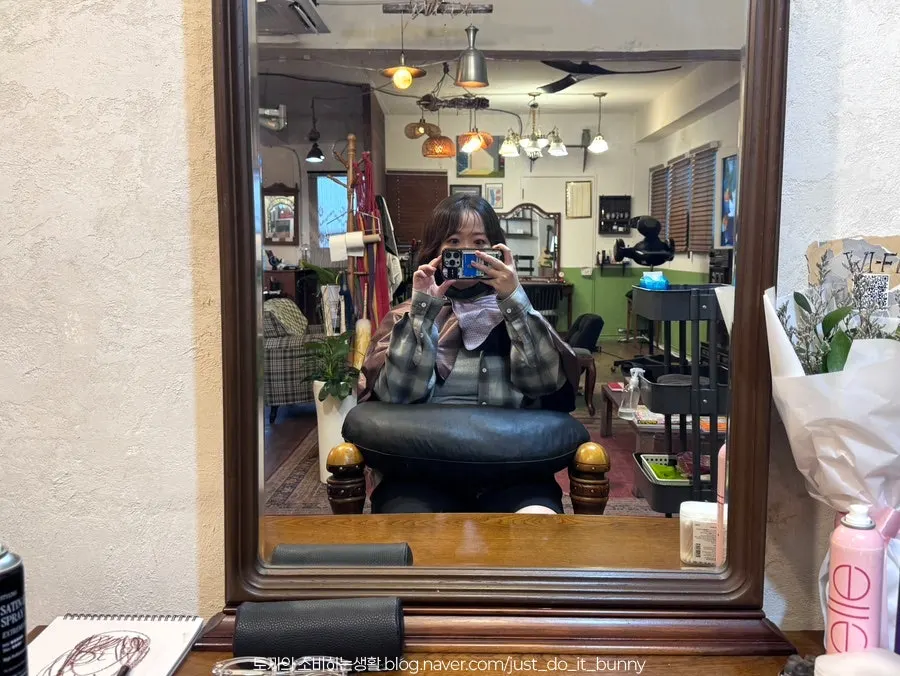 Open-feeling, spacious salon interior