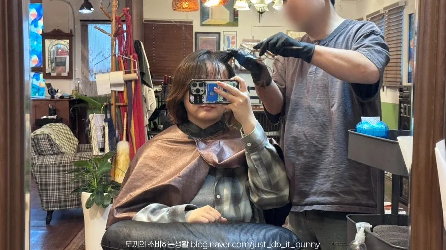 Designer Lee Uinam applying hair color