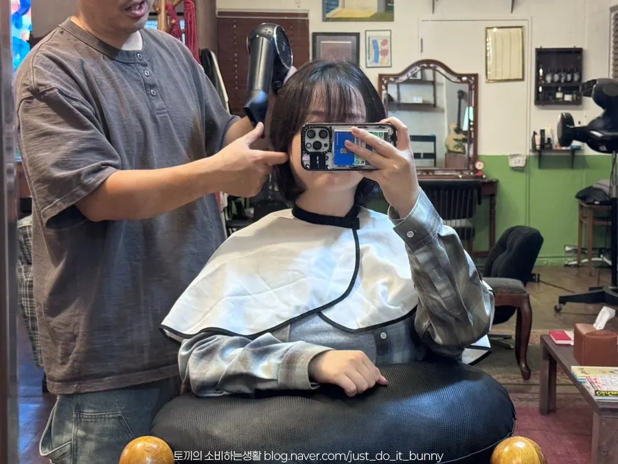 A comfortable hair-color appointment in progress