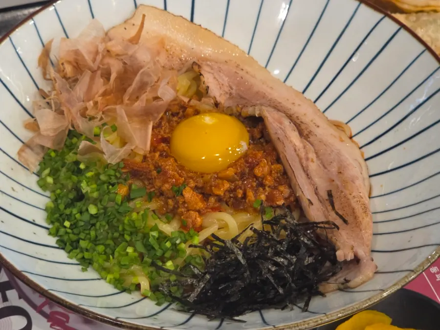 Mazesoba ba chỉ có lòng đỏ trứng trên mặt