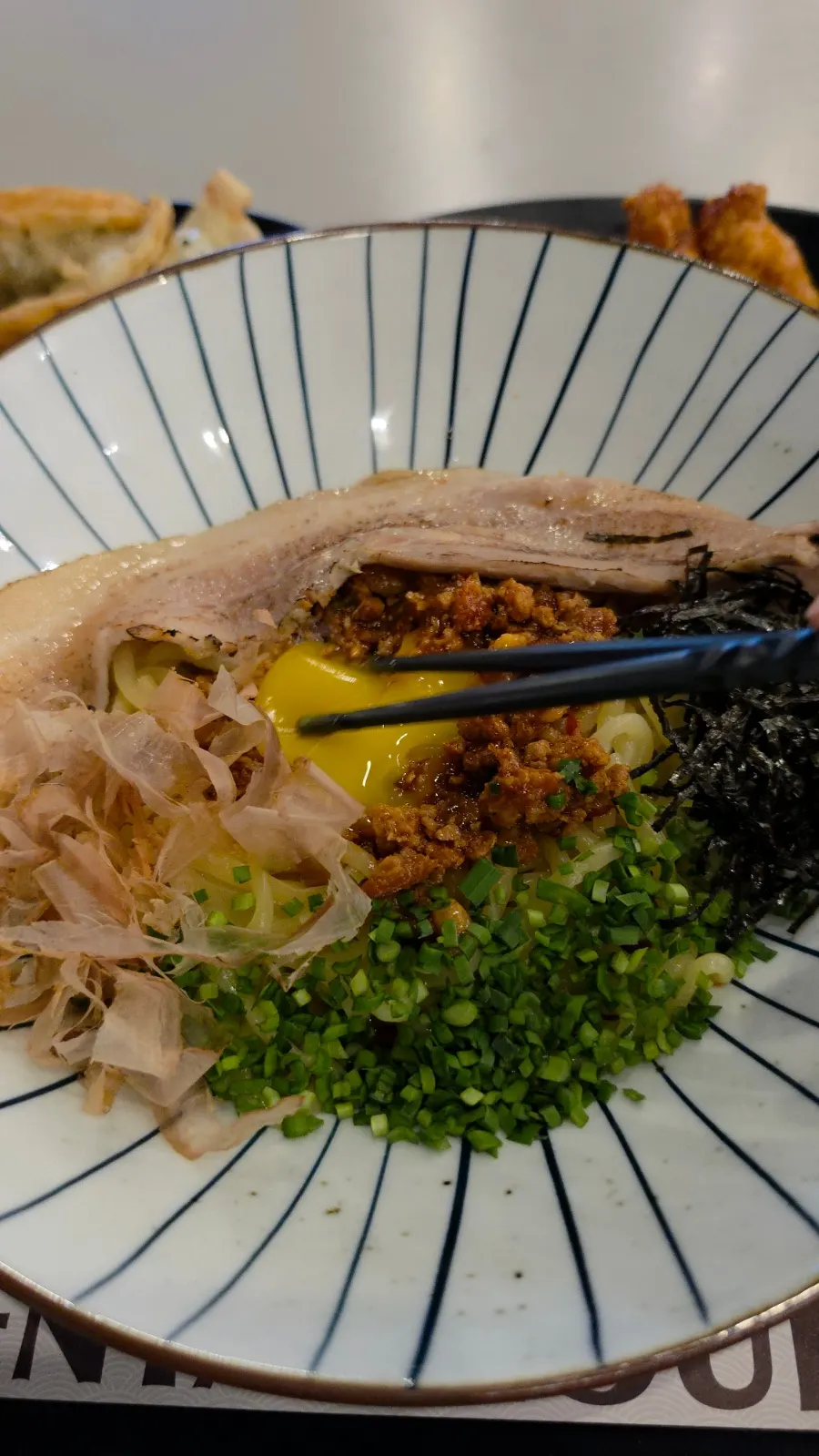 Trộn mì mazesoba với topping