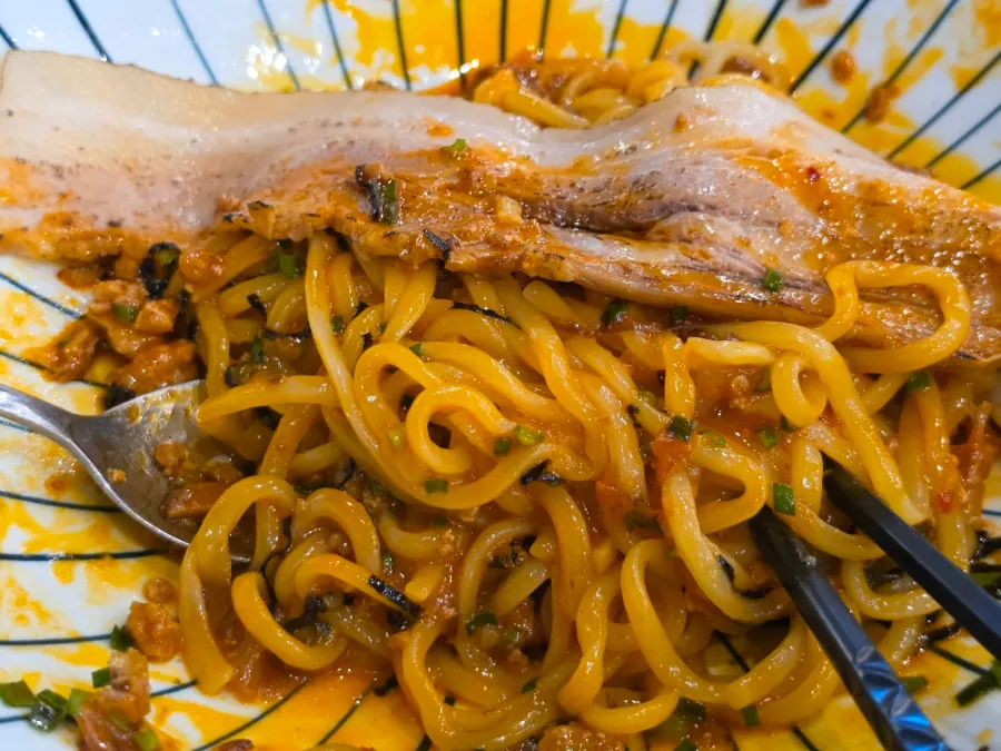 Sợi mì mazesoba trộn thịt băm và katsuobushi