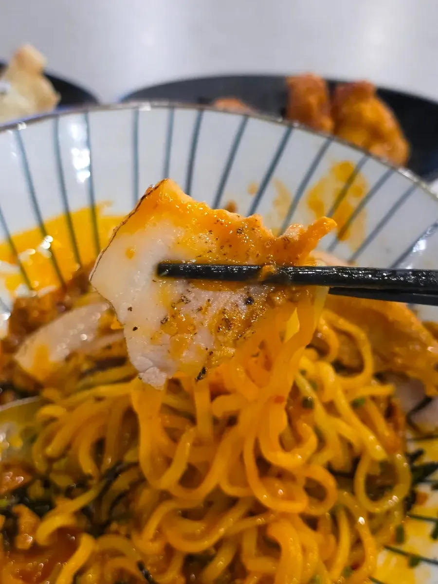 Sợi mì mazesoba dai được gắp lên