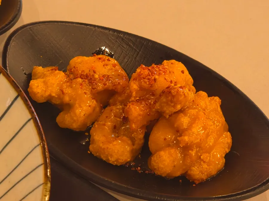 Bàn ăn bày mazesoba cùng món phụ