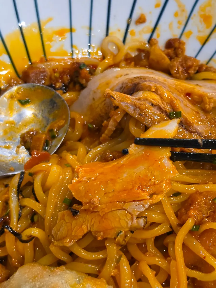 Cận cảnh tô mazesoba ba chỉ của Menya Seoul