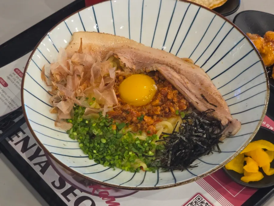 Chỗ ngồi và bàn ăn tại Menya Seoul