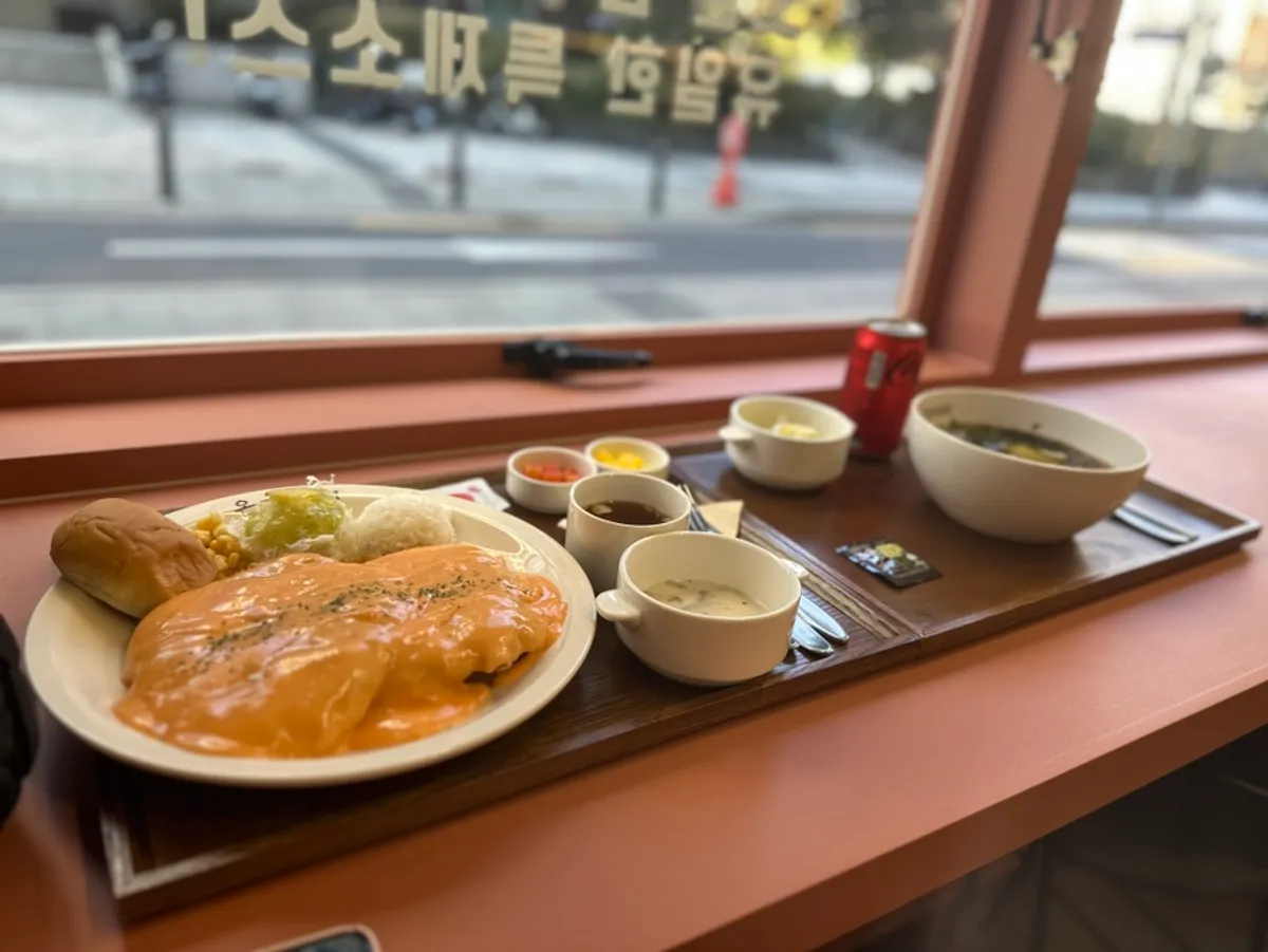 체다치즈 돈까스와 청귤소바가 차려진 한 상