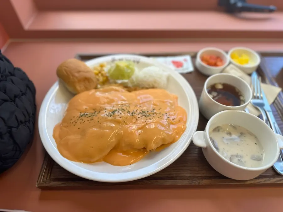 테이블에 놓인 경양식 돈까스 접시