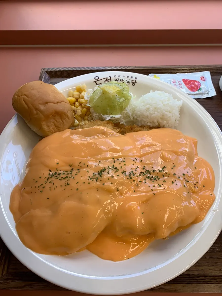 치즈소스가 듬뿍 올라간 체다치즈 돈까스