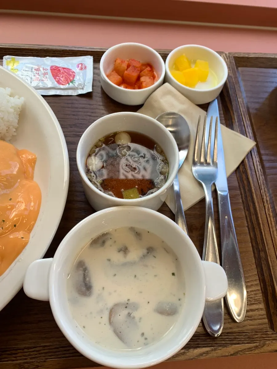 기본 찬과 함께 나온 돈까스 상차림