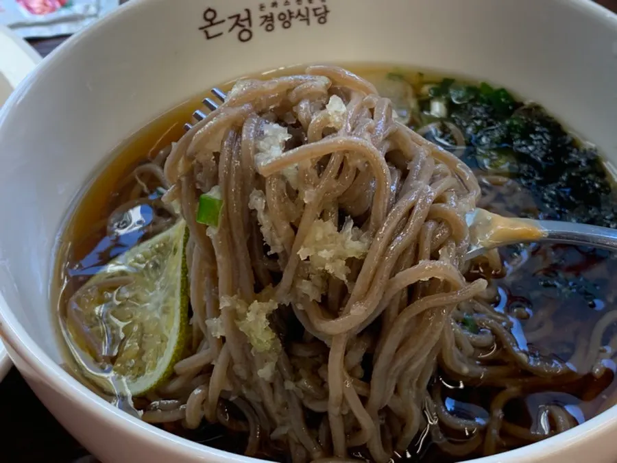 청귤소바와 돈까스를 번갈아 먹는 상차림