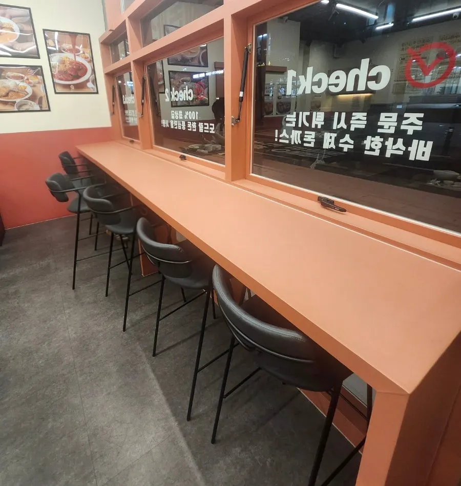 창가를 따라 길게 이어진 1인 바테이블