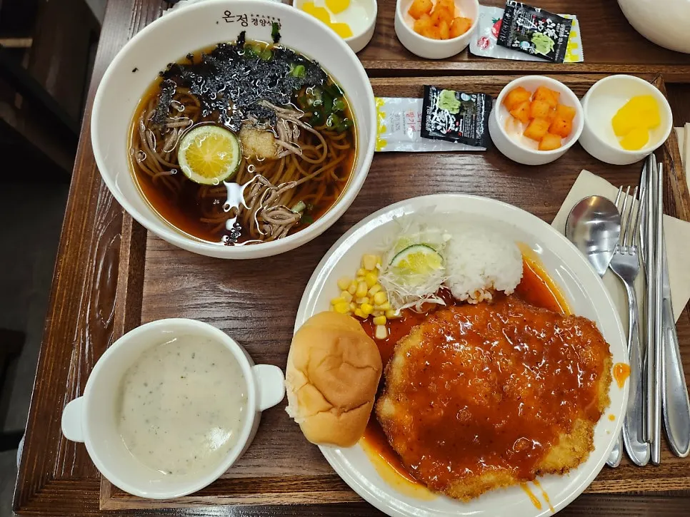 냉모밀과 매운돈까스 세트 한 상 차림
