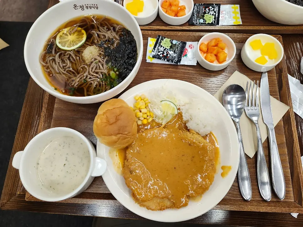 냉모밀과 경양식돈까스 세트 한 상 차림