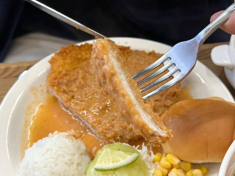 Thin, crispy Western-style pork cutlet sliced into bites