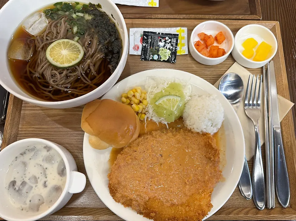 Bowl of udon with fish cake and plump noodles