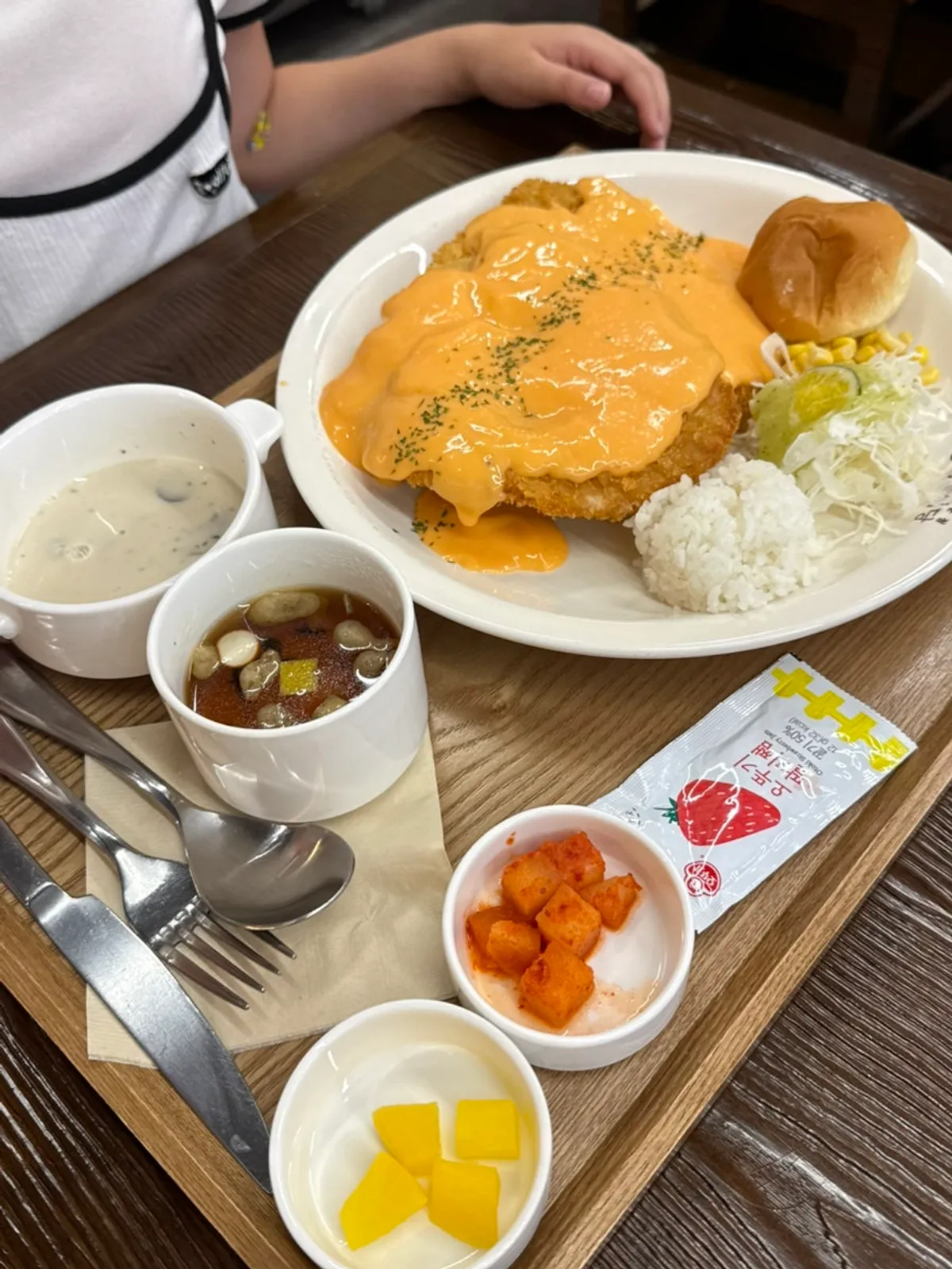 돈까스와 모닝빵, 스프로 차린 한 상
