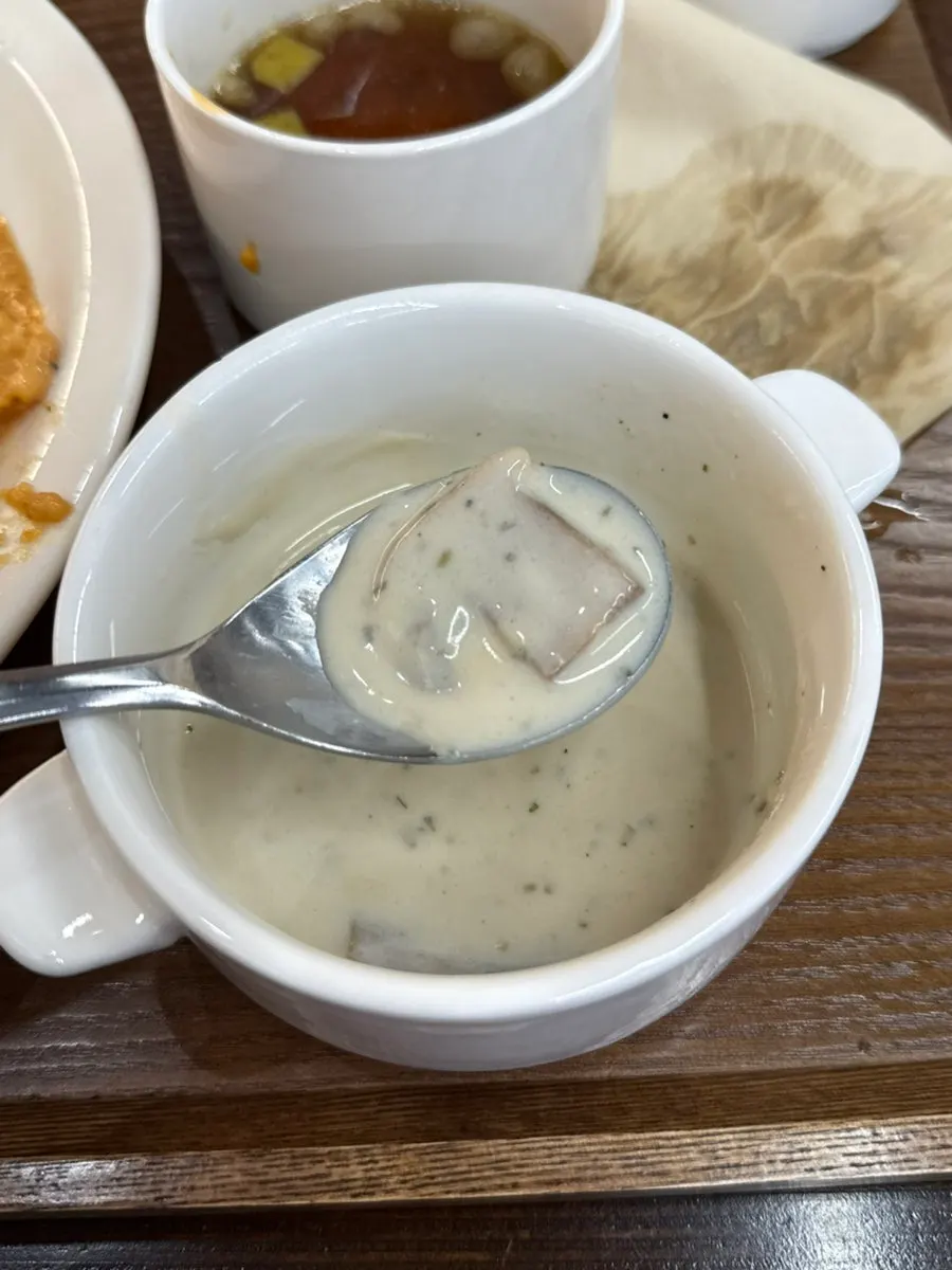 먼저 서빙된 크림수프와 기본 찬