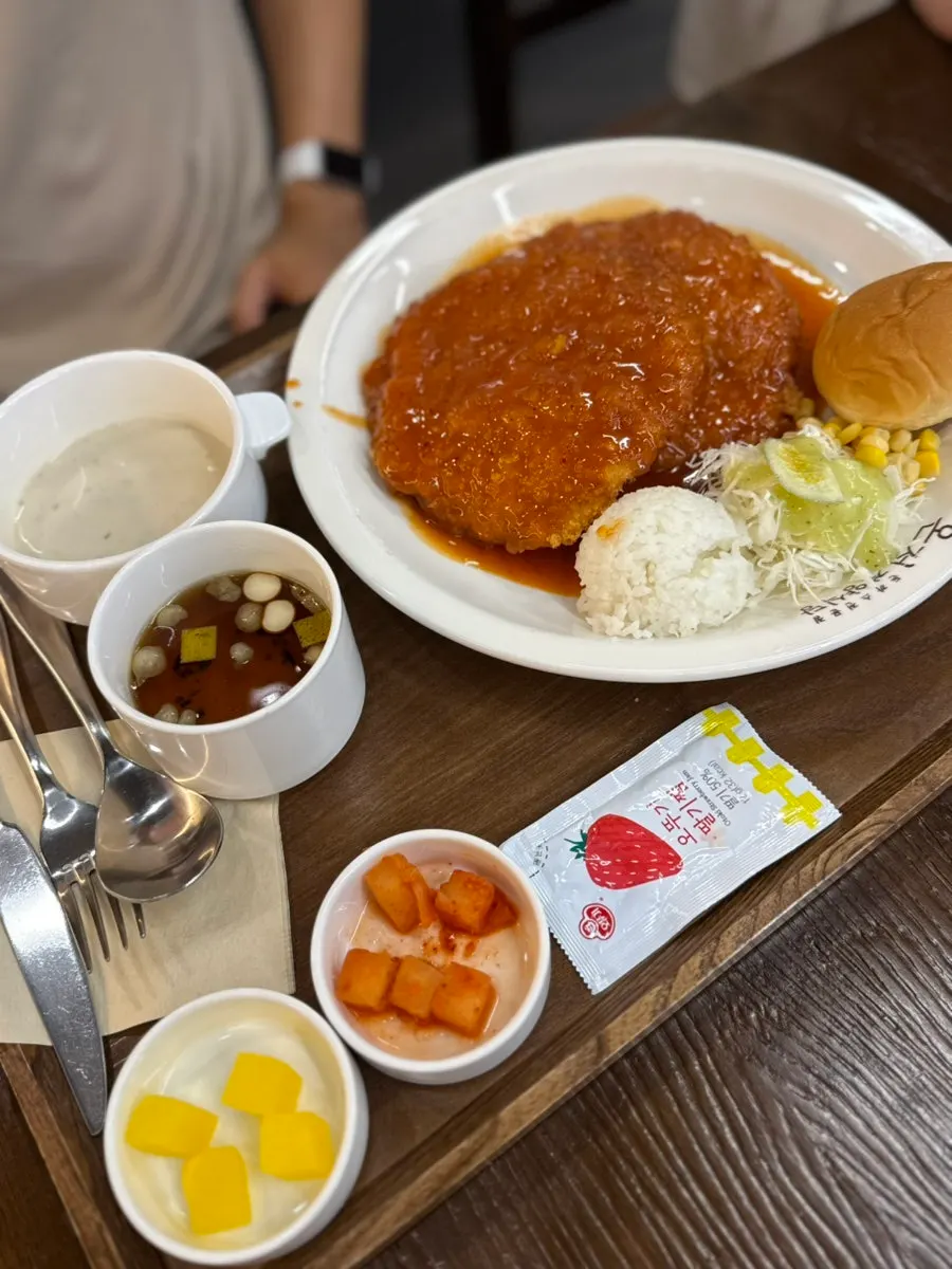 붉은 소스를 끼얹은 온정 매운돈까스
