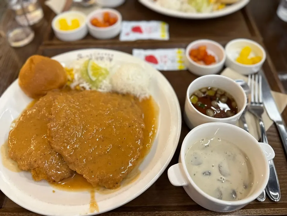매운돈까스를 썰어 놓은 접시