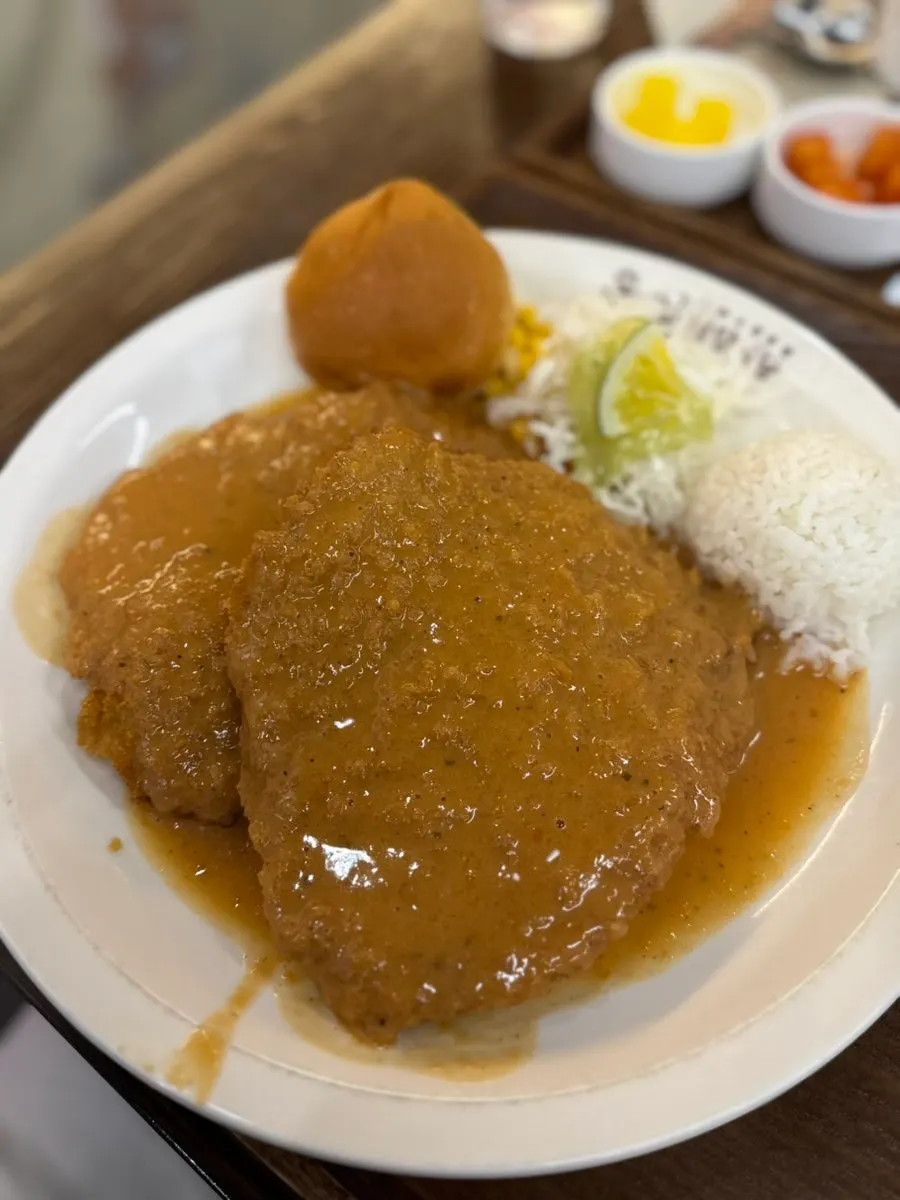 얇고 넓게 펴낸 등심 돈까스 단면