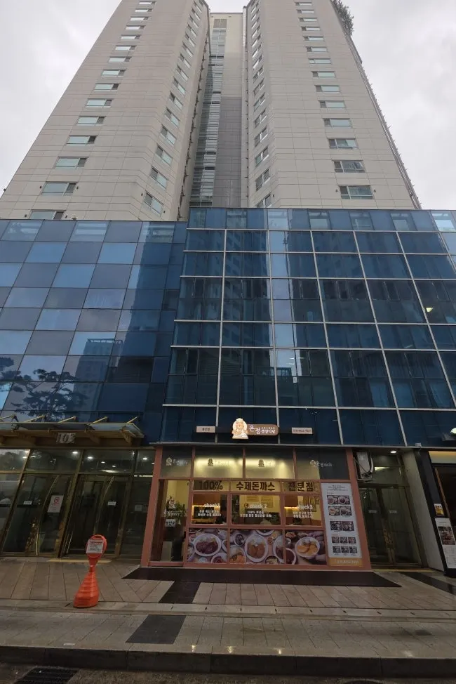 Vertical photo of the entrance of Onjeong Gyeongyang Sikdang, Yongsan branch