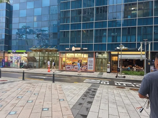 Street view around the arcade where Onjeong Gyeongyang Sikdang, Yongsan branch is located